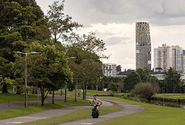 Vypadá jako obří ementál. Unikátní věžák udivuje fasádou plnou děr a zeleně