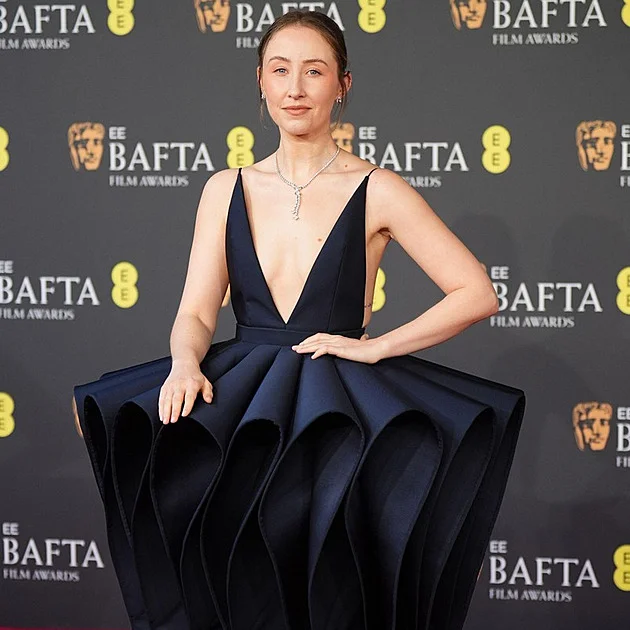 Módní cirkus z cen Bafta 2026: Vodní turbína Erin, mrtvola vytažená z rybníka, Björk z Wishe