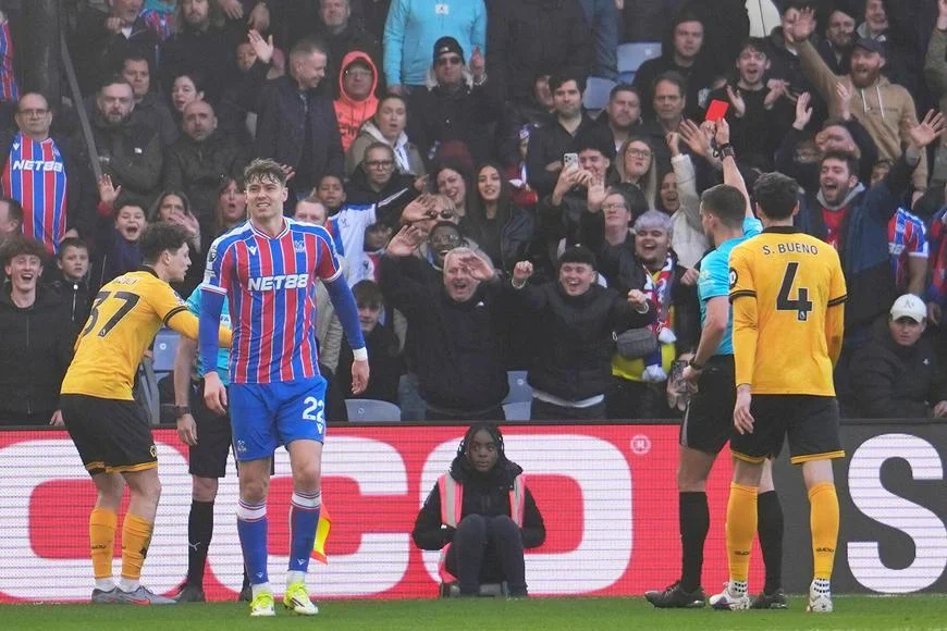 "Tohle zkrátka nemůže udělat." Krejčího po hloupém vyloučení odmítl trenér obhajovat