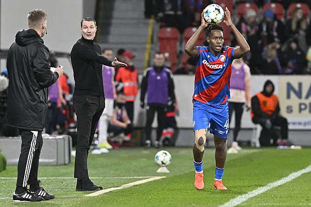 Rynešova ruka na penaltu nebyla, řekla komise. V utkání Slavie vše správně