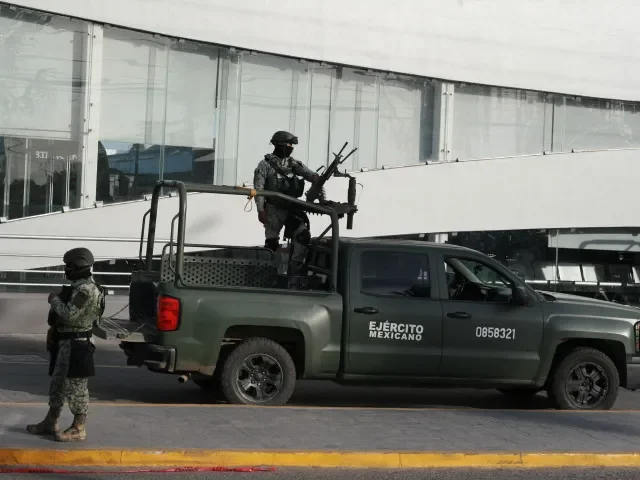 Letadla se otáčejí zpět, ulice hoří. Mexiko čelí odvetě kartelů za smrt drogového bosse