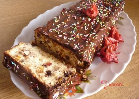 Lehký jako obláček a plný ořechů: Tenhle bílkový chlebíček si zamilujete na první kousnutí