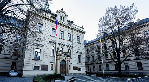 Úřad vlády a některá ministerstva vyvěsily ukrajinskou vlajku, resorty SPD nikoliv