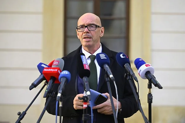 Klempířovu nehodu zavinil řidič jeho služebního vozu. Jel se zapnutým majákem