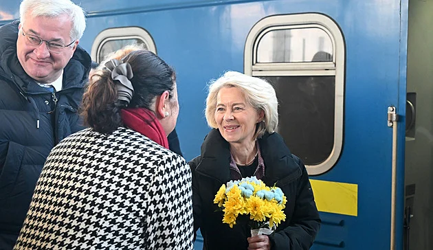 Ukrajina si připomíná čtvrté výročí ruské invaze