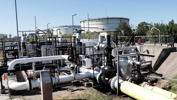 V Družbě je stále sucho, ale Slovensko i Maďarsko už získávají ropu přes Chorvatsko. I přesto blokují pomoc Ukrajině