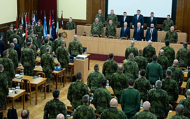 Zůna hájil snížení výdajů na obranu. Bezpečnost se neměří v procentech, řekl