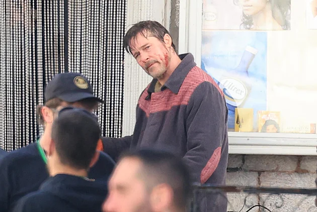 Tohle že je Brad Pitt? Zkrvavený, zarostlý a k nepoznání. Fanoušci nevěřili vlastním očím