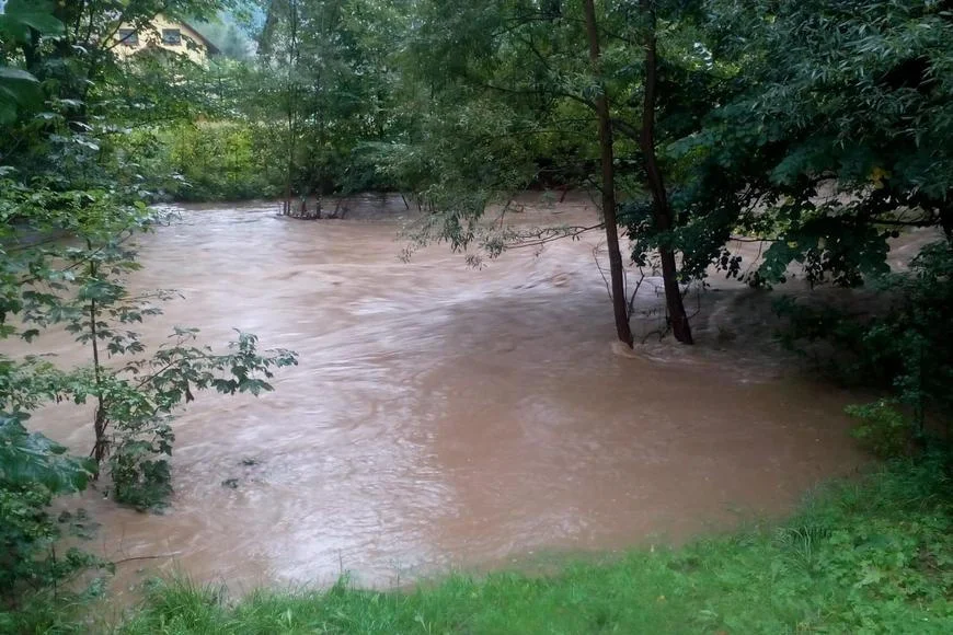 Hladiny řek na části území stoupají, na desítce míst platí první povodňový stupeň