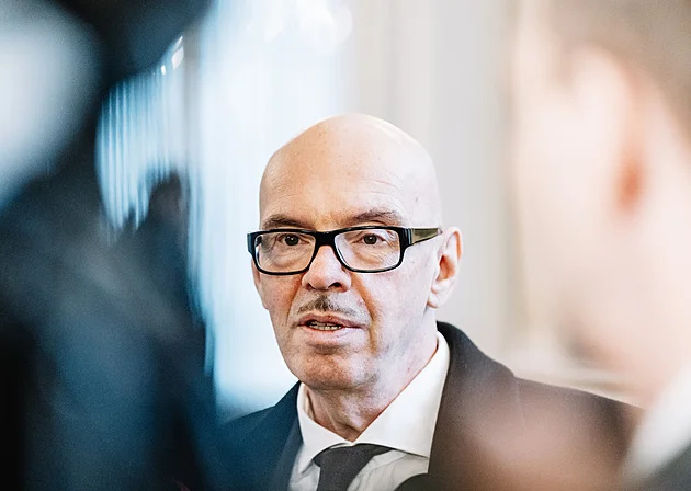 Nehodu služebního auta s ministrem Klempířem zavinil jeho řidič