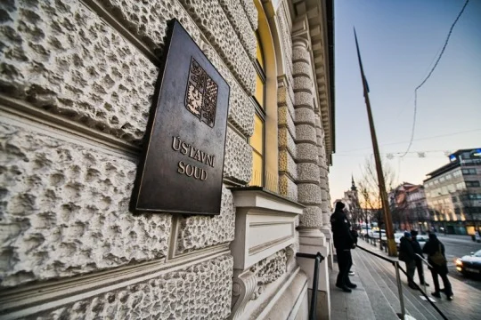 Bývalí funkcionáři KSČ budou dál brát snížené důchody, potvrdil ÚS