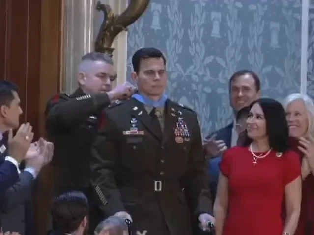 Detaily z akce ve Venezuele. Trump vyznamenal pilota vrtulníku, který přes zranění dokončil misi