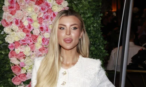 Lela Vémola odložila prodlouženou kštici a ukázala své skutečné vlasy