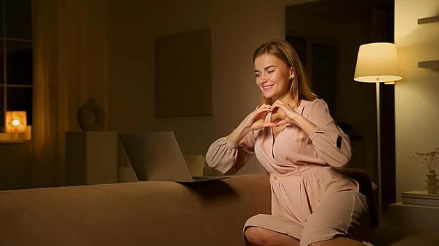 Láska v digitální éře: Češi za seznamovací aplikace v únoru utrácejí nejvíc