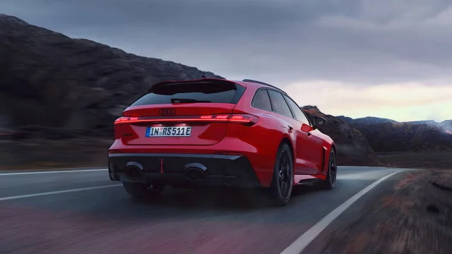 Ani s 2,4 tuny hmotnosti a 2,6 milionu základní ceny si v novém Audi RS5 Avant neodvezete nic zadarmo, tento příplatek bere dech