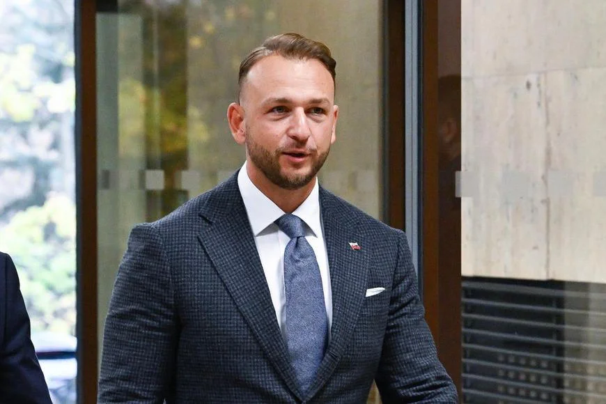 Může za to zemětřesení? Pád přístřešku na jihu Slovenska si vyžádal jednu oběť