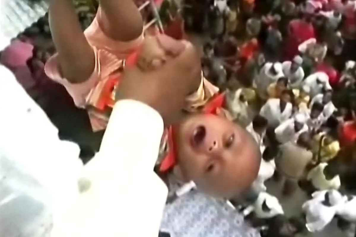 Znepokojivé záběry z Indie: Kněží hází batolata z patnácti metrů, rituál má dětem zaručit zdraví