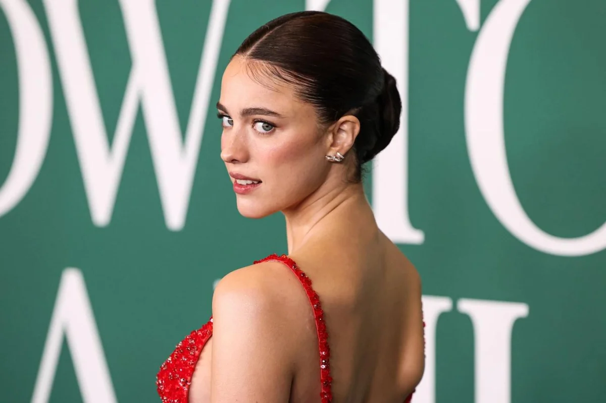 HOT or NOT: Vytváří vám tvářenka ugly efekt horečky? A víte, jak zakrýt pupínek pomocí produktů na obočí?