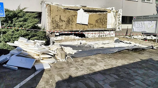 Ve slovenském Komárnu se zřítil kus střechy úřadu, jeden člověk zemřel