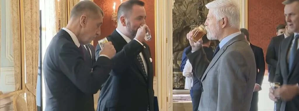 Konec alkoholu v pracovní době na Hradě? Prezident Pavel pil s ministrem nealko