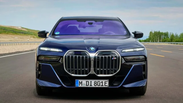 Elone, jsi v tom sám, vzkazují do Ameriky německé značky po vyřazení výbavy, která z BMW 7 dělala tuhle ošklivku