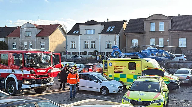 Provoz na trati v Úvalech zastavila srážka vlaku s člověkem, na místo letěl vrtulník