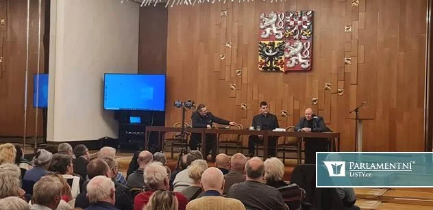 Rozbili nám stát, teď se setkají v Brně. Sněmovna slyšela varovná fakta