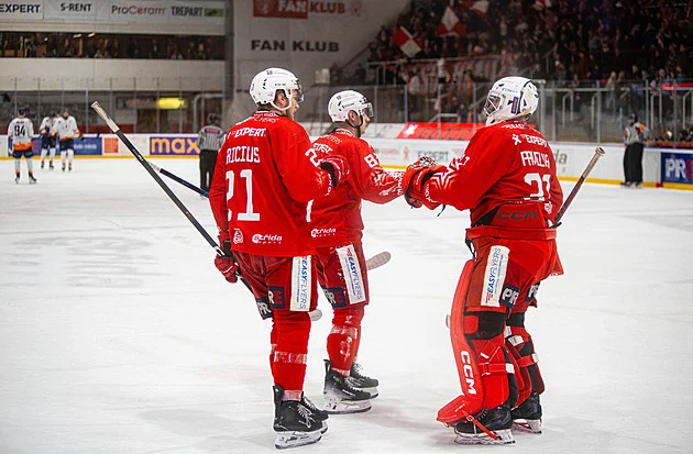 Dramatický souboj v první lize. Kolo před koncem jde do čela Slavia, přeskočila Kolín - Hokej iDnes.cz článek na Media24.cz