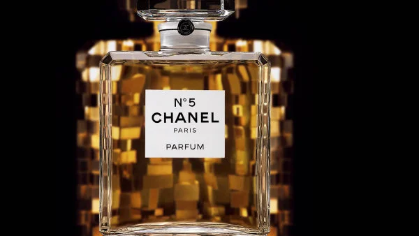 Spor o Chanel No.5. Prodejce parfémů Notino musí zveřejnit, od koho kupuje voňavky. S ústavní stížností neuspěl