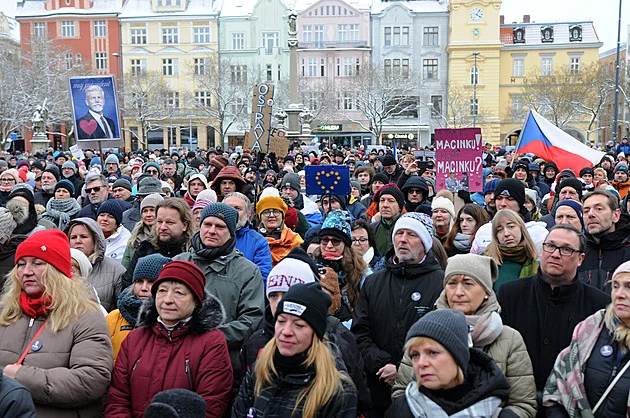Všechno nás tu štve, proto budujeme kult za znovuzvolení demokratického generála