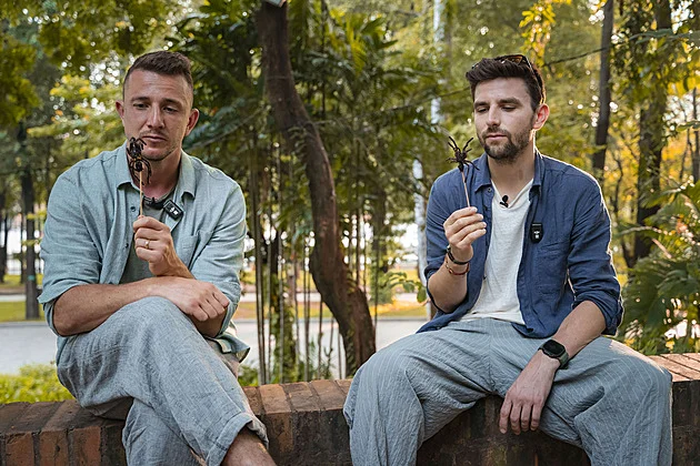 Štáfek a Matějovský během natáčení Asia Express: Pavouci na špejli, zvracení z žab a svádění mužů