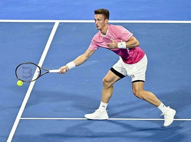 Lehečka do semifinále v Dubaji nepostoupil. Doplatil na 41 nevynucených chyb