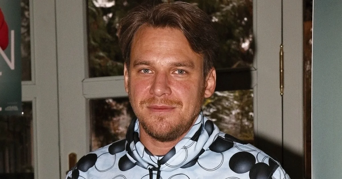 Vojta Dyk není žádný troškař. Žije v luxusním bytě za 14 milionů korun, odpočívá na šumavské chalupě a vlastní 23 pozemků