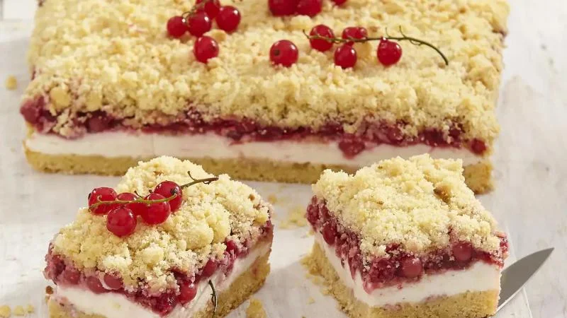 Vrstvené cheesecake řezy s ovocem