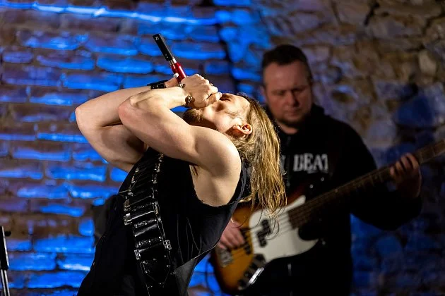 Will Wilde ve Znojmě. Mistra foukací harmoniky doprovodili The BladderStones