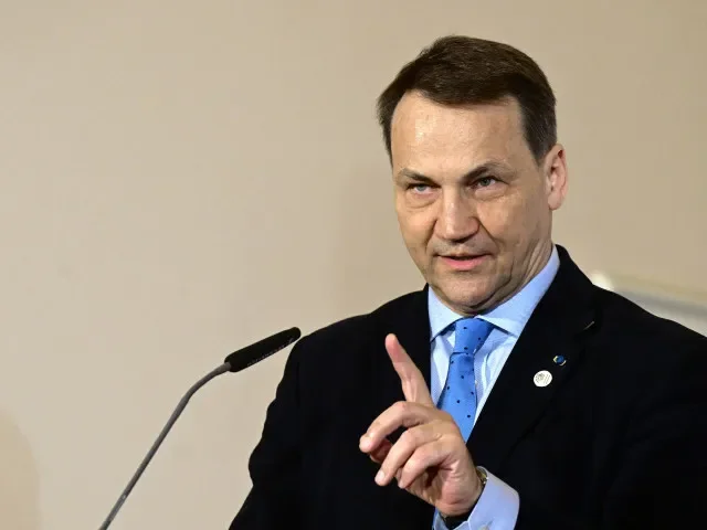 „Kreml neustoupí. Stojíme před nebezpečím války, jakou zažili naši dědové,“ varoval Sikorski poslance