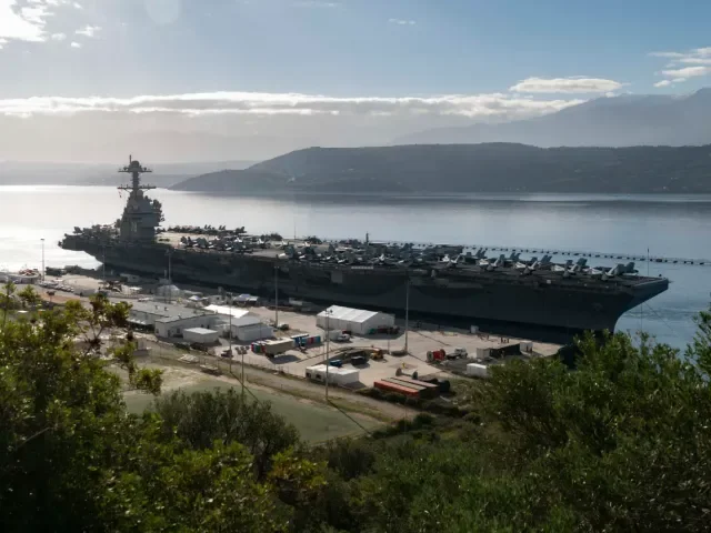 Z Kréty odplula letadlová loď Gerald Ford, míří k Izraeli. USA vyslaly i stíhačky F-22