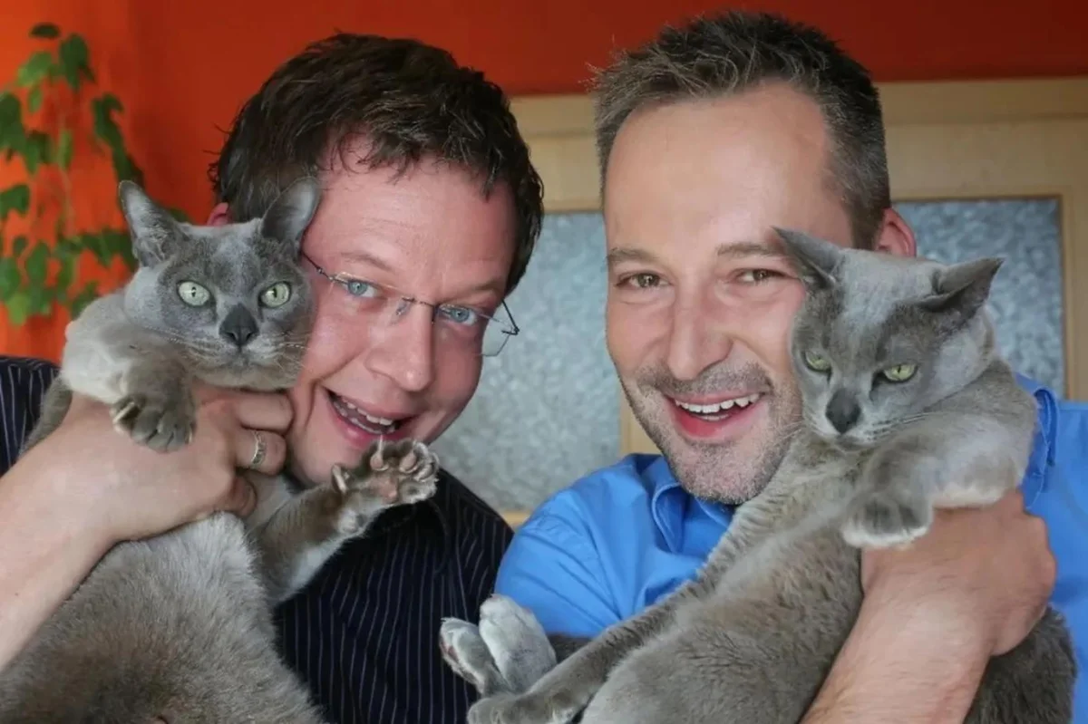 Jak bydlí Aleš Cibulka s Michalem Jagelkou: Byt v pražské Libni ukrývá dvě pracovny i společný šatník