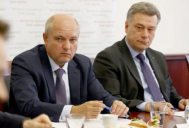 V bitcoinové kauze padl návrh obvinit exministra Blažka, nakonec nastaly změny