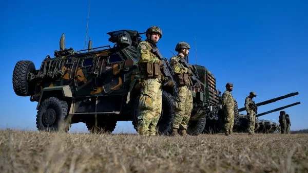 Orbán posílá vojáky do terénu, údajně kvůli hrozbě z Ukrajiny. Jaké jsou možné scénáře zrušení voleb, v nichž mu hrozí prohra?