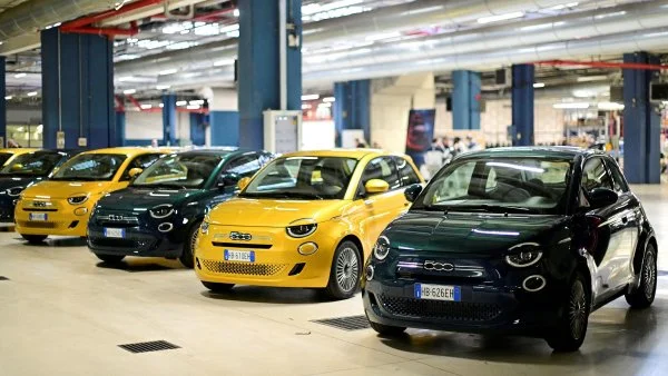 Změna strategie. Stellantis zaznamenal kvůli elektromobilům rekordní ztrátu, na trh vrátí auta se spalovacími motory
