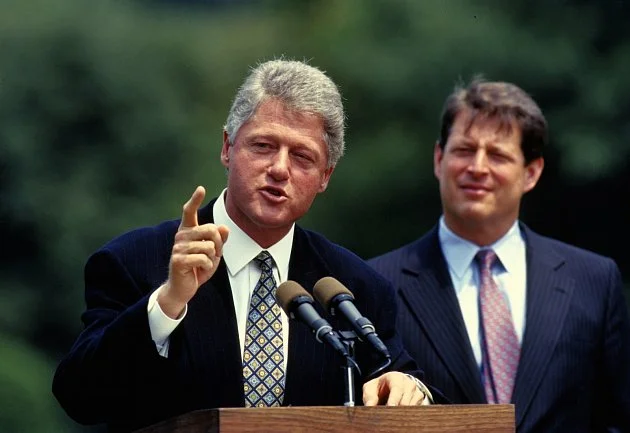 Bill Clinton jde k výslechu kvůli Epsteinovi. Pojítkem mezi nimi byla Maxwellová