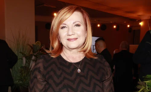 Pád Aleny Schillerové zachycený na kameru. Ministryně málem žuchla ze schodů