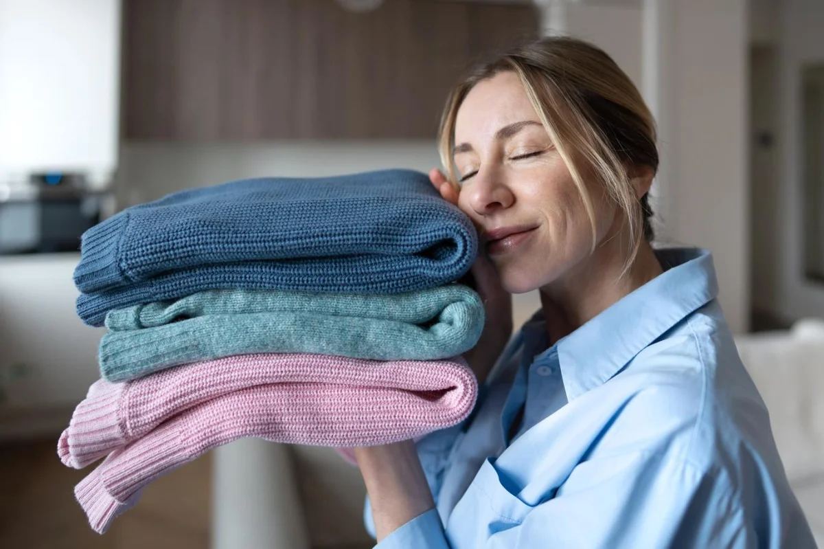 Takhle ne: Nosit svetr se žmolky je ostuda. Nemůže za ně pouze levný materiál. Jak s nimi účinně zatočit?