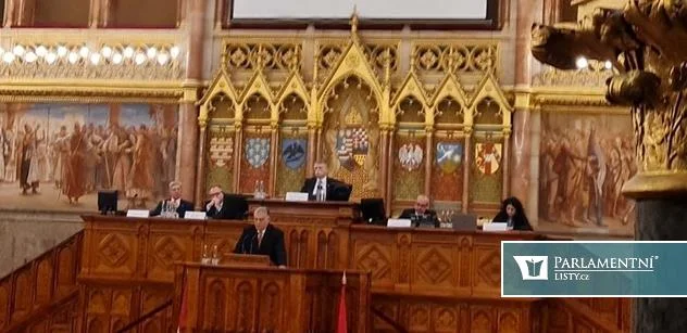 Orbán vyzval k zásadnímu kroku. Okamura byl u toho