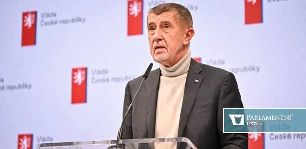 „Babiš, zloun v NATO, nedá peníze.“ Jenže je v tom zase zapletená „paní od Rakušana“