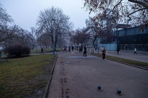 Z Sherwoodu u hlavního nádraží v Praze zmizely lavičky. Nové zabrání polehávání