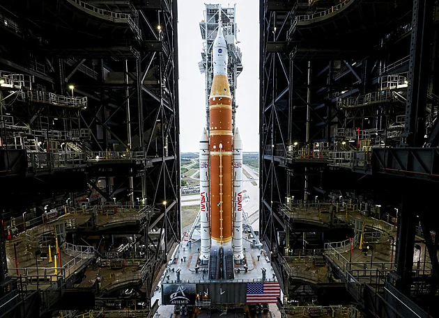 Američané posouvají přistání na Měsíci. Předstihne je Čína?