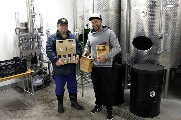 Tak chutná drsný sever. Biochemik proměnil experimenty v mošty a cider