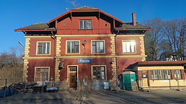 Správa železnic se omluvila za opravu nádraží v Pacově. Vrátí historickou podobu